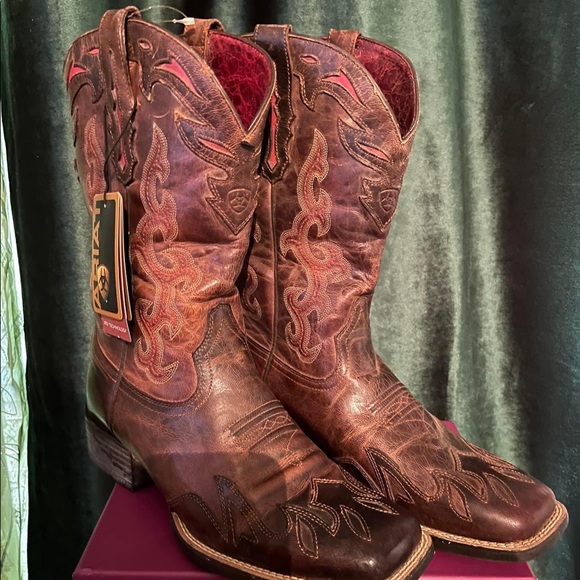 Ariat Shoes - NWT Women’s Ariat cowboy boots